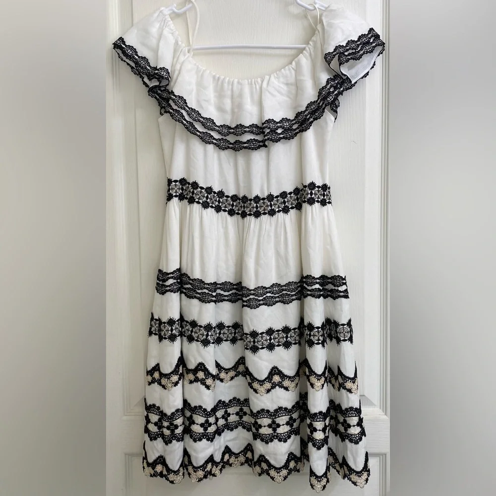 Alice + Olivia & Rozzi On/Off- Shoulder Mini Dress w Embroidered Lace Trims CL3